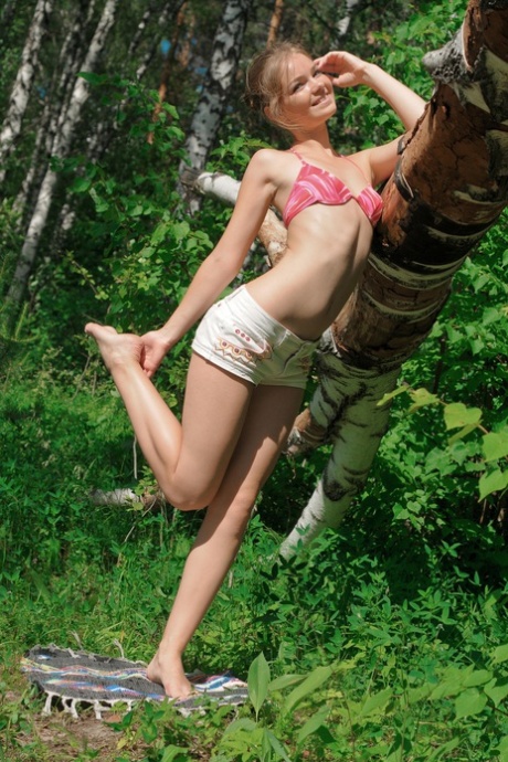 Śliczna nastolatka Bridgit A pokazuje swoje piękne ciało w seksownym striptizie na świeżym powietrzu