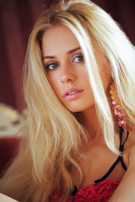 セクシーなウクライナ人女性、ジェニファー・マッケイ、完璧にシェイプされたボディと穴を公開