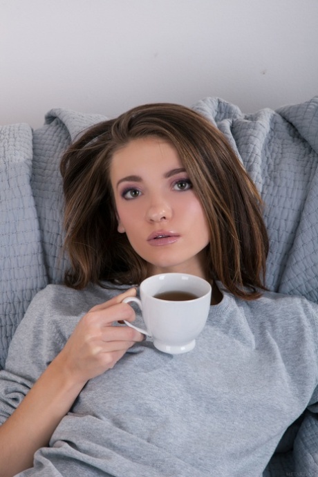 La teenager lettone Eliav si spoglia e si allarga la figa mentre beve un caffè