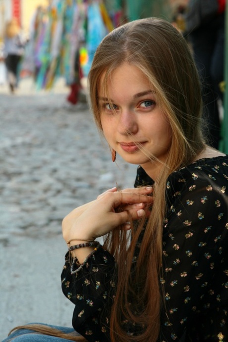 La jeune fille innocente Milena D montre ses tétons gonflés, sa chatte poilue et ses pieds délicieux.