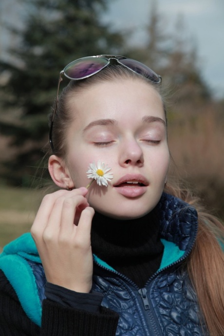 La dolce teenager dalle belle tette piccole Milena D mostra la sua adorabile figa pelosa