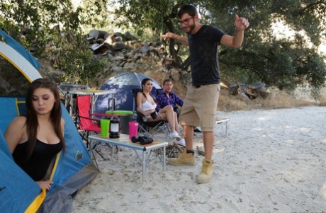 Les brunes Karlee Grey & JoJo Kiss sucent et baisent dans un camping à trois