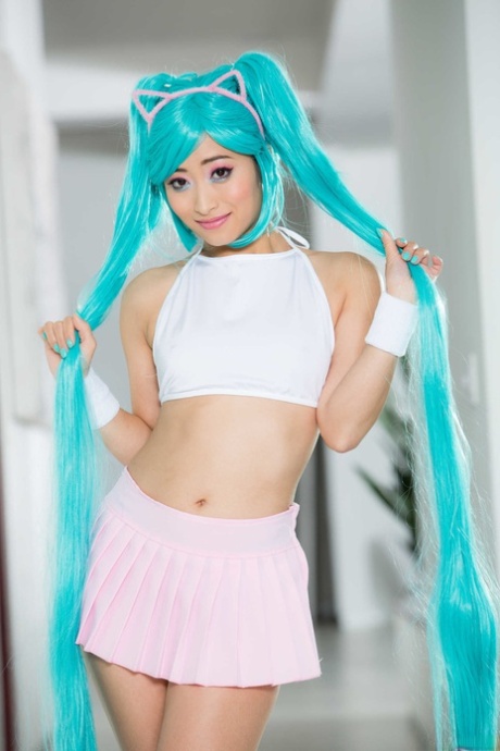 Aziatisch solomeisje Ayumu Kase modelleert naakt met op cosplay geïnspireerd haar