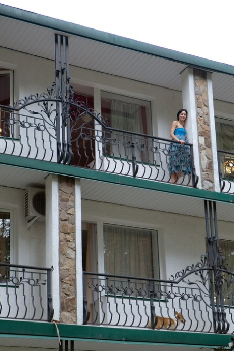 De kortharige babe Loreen A poseert zonder broekje op het balkon en toont haar poesje