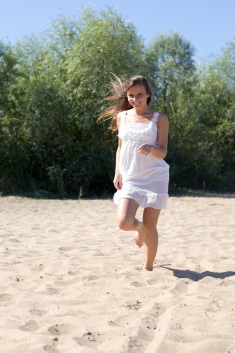 La jolie brune Romina A dévoile ses petits seins et son petit cul en plein air