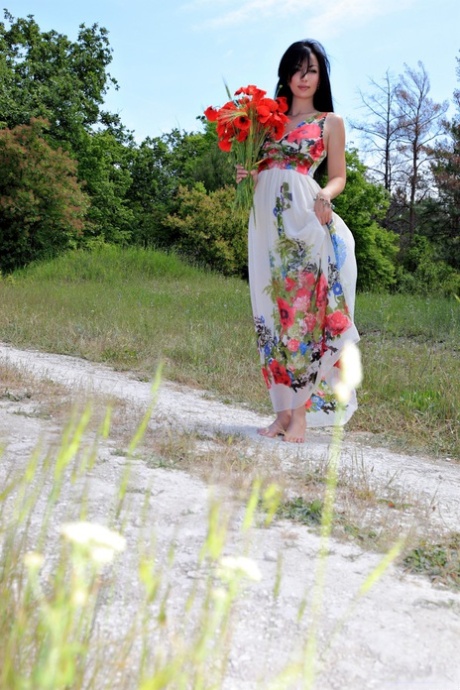 La fille glamour Melani A se déshabille dans une belle nature et pose nue