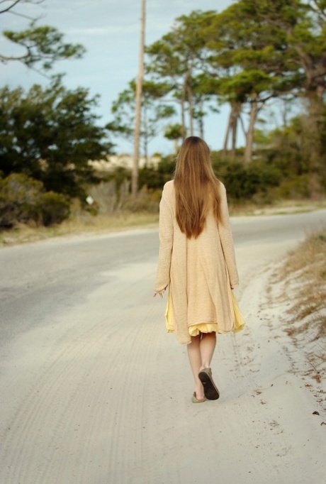 Valentine A, une belle adolescente, fait des photos de ses gros seins et pose en plein air.