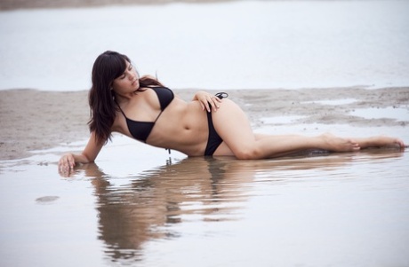 Sexet brunettebabe Bailey Devonish smider bikinien og poserer på stranden