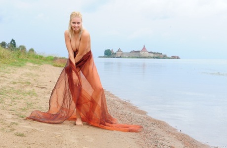 Glamourøse teen Berry a viser hendes perfekt formede bryster og busk på stranden