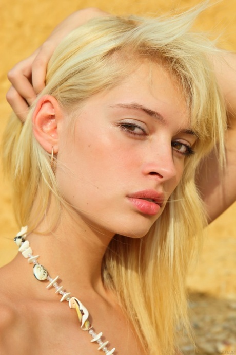 Teenie-Schönheit Ivetta A zeigt ihren gebräunten, kurvigen Körper am Strand