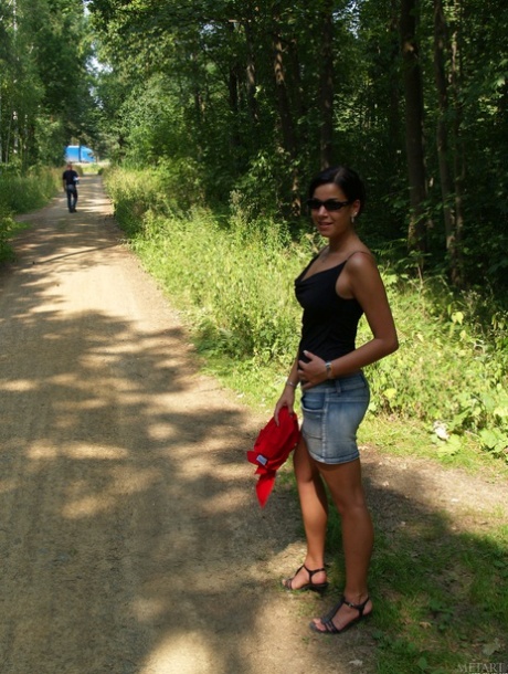 Morena alemana Stefanie A mostrando su gran botín y tetas en la naturaleza