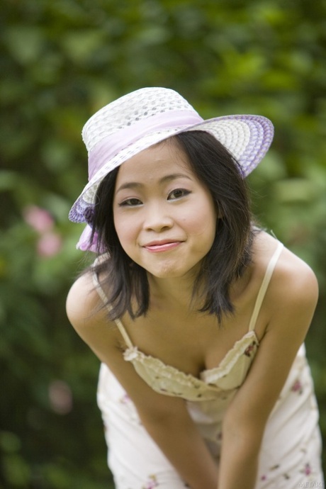 Schattige Aziatische babe Abbie Chan stript tot op haar hakken en poseert in de achtertuin