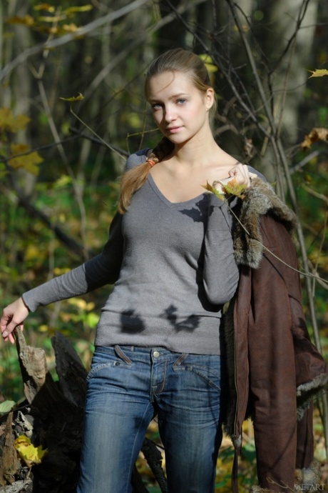 Mooie tiener Irina A laat haar geweldige grote tieten zien en poseert naakt in het bos