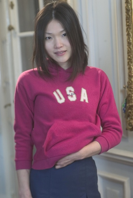 Asiatische Teenagerin Asuka A posiert in ihren süßen Outfits, bevor sie ihre haarige Möse zeigt