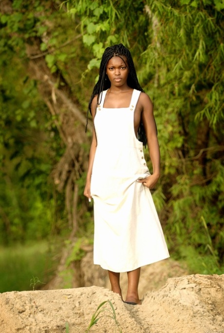 Ebony Teen Deserea A verliert ihr weißes Kleid und zeigt ihre großen Brüste am Strand