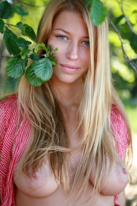 Prachtige blondine Yana P laat haar fantastische tieten zien en poseert op het strand