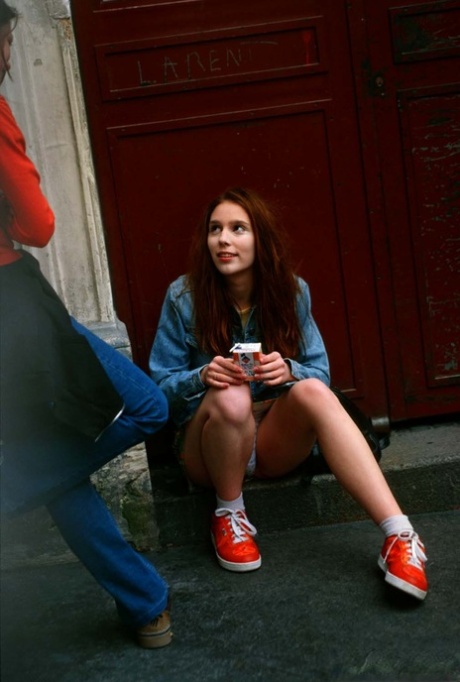 Smuk Fransk Teenager udgør, strimler og onanerer i hendes samling