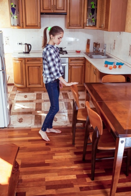 Tiener met mooie tieten Maria Espen onthult haar slanke figuur en poseert in een solo