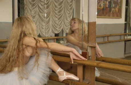 Topless ballerina Alla B mostra le sue tette piccole e il suo culo grosso