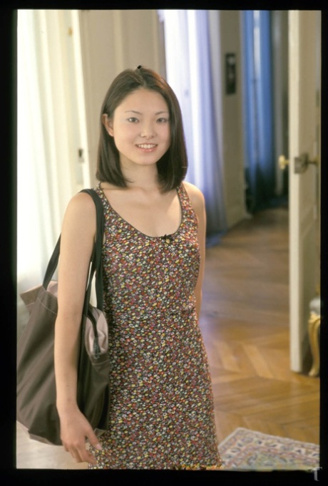 Sød asiatisk babe Keiko A smider kjole og lingeri og poserer nøgen