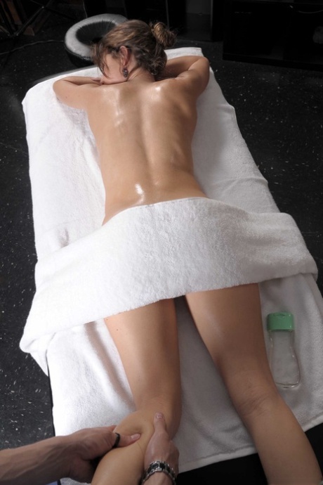 Sexy Jenni Lee ottiene la sua grassa twat rapito dal suo grande dicked massaggiatore