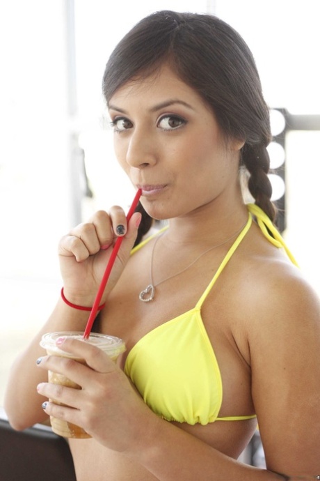 Cute Latina lalka zapeszyć labirynt paski jej bikini & pokazuje jej duży soczysty tyłek