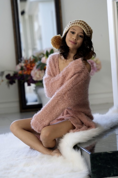 Tonåriga Jasmine Grey visar upp sin lilla kropp och poserar i vintermössa