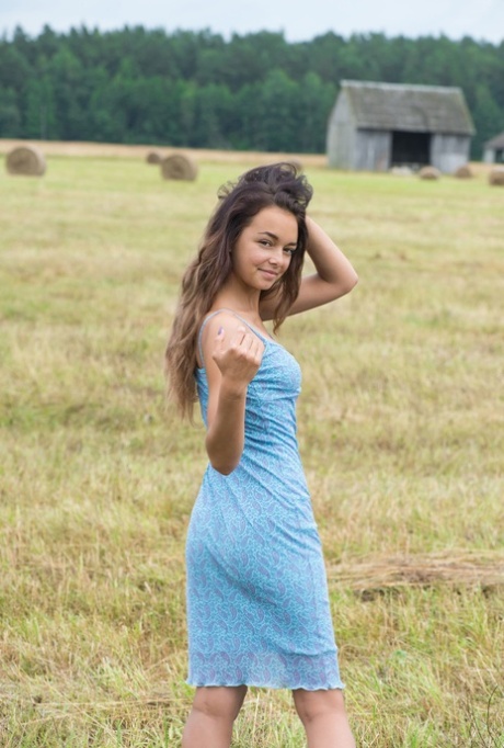 Die weißrussische Schönheit Slava strippt und posiert splitternackt in einem Heu-Feld