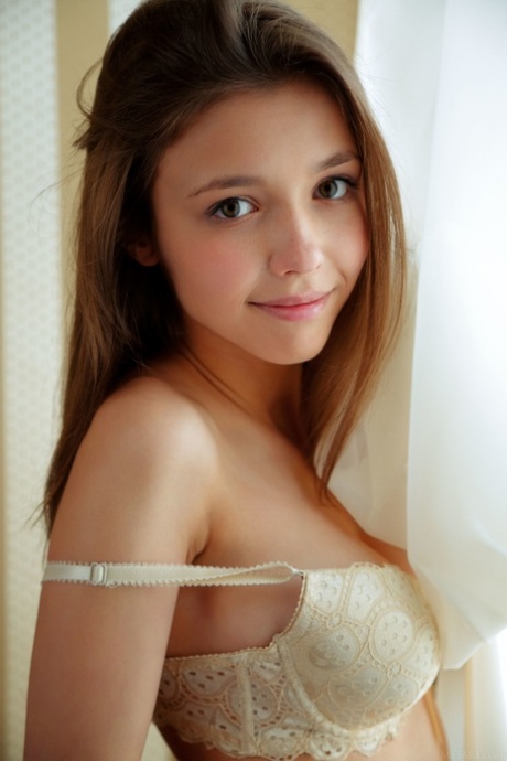 Žhavá ukrajinská teenagerka Mila Azul ukazuje svá šťavnatá přírodní prsa a lahodnou kundičku