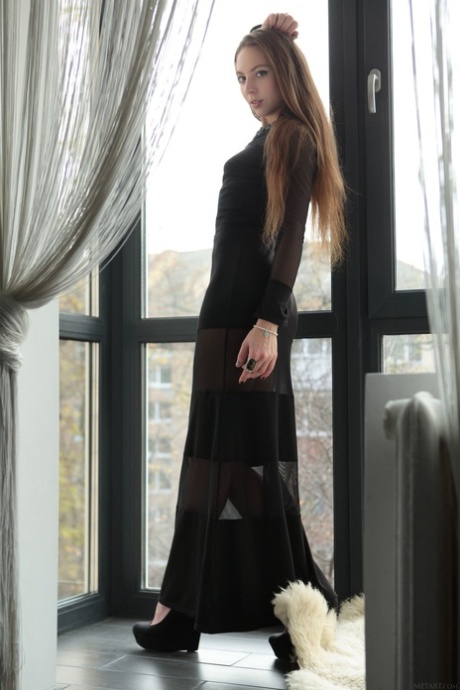 Die verführerische Schönheit Valery Leche zeigt ihren schönen Hintern und ihre dünne Figur
