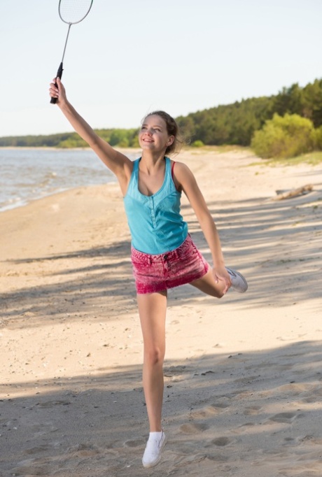 La teenager Faina Bona si spoglia e posa mentre gioca a badminton sulla spiaggia