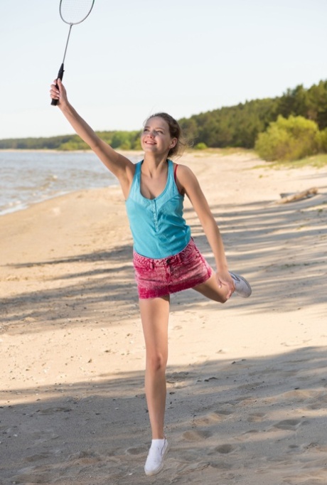 Tonåriga Faina Bona klär av sig naken och poserar medan hon spelar badminton på stranden