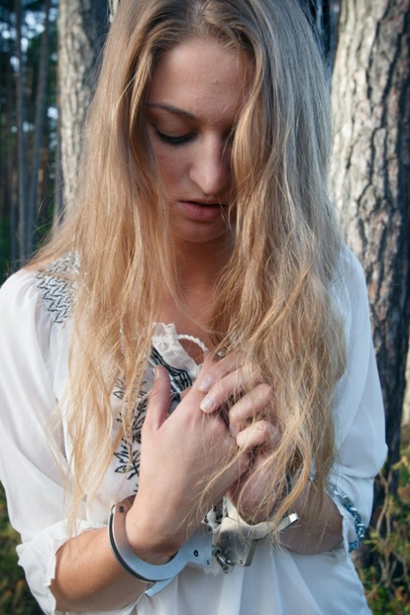 Blonde honning med store pupper Kristine utsetter kroppen hennes og utgjør i skogen