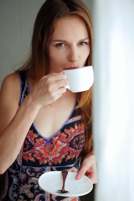 A bonita ucraniana Sofi Shane despe-se e mostra a sua rata peluda enquanto toma café