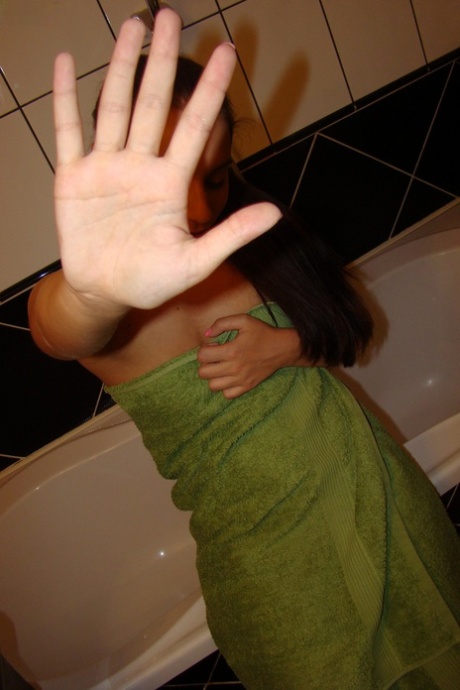 Kurvig tonåring Jenny Glam visar sin stora röv och sina små naturliga bröst i duschen