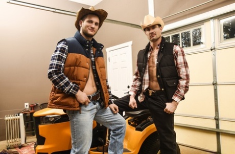 Der geile Cowboy Allen Lucas gibt Sean Maygers einen hervorragenden BJ vor dem Analsex