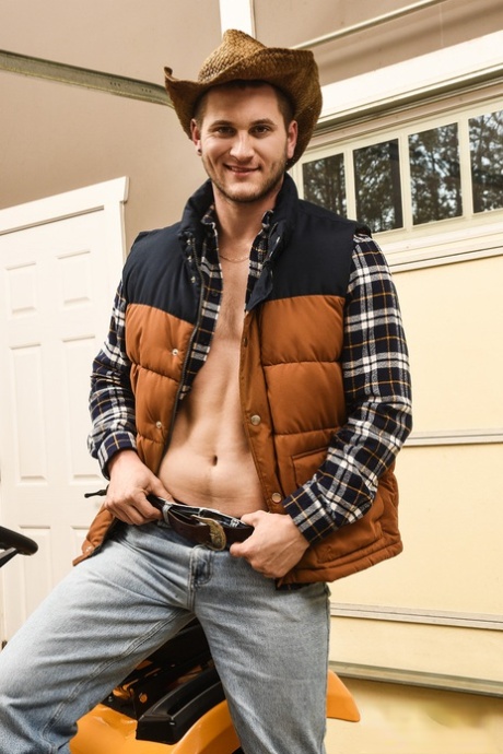 Il cowboy arrapato Allen Lucas offre a Sean Maygers un eccellente BJ prima del sesso anale