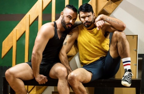 Los peludos Jessy Ares y Jean Franko se comen el culo antes de una profunda follada anal