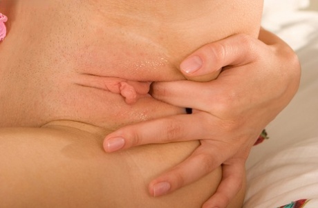 Langharige tiener Cassidy strips naakt & vingers & speelgoed haar strakke kutje