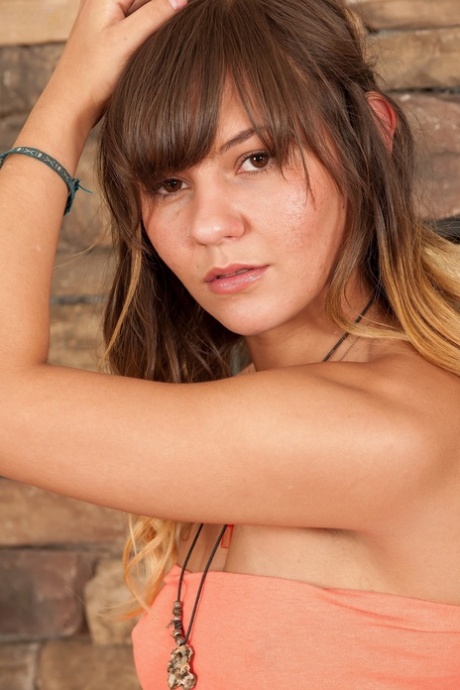 Hübsche Amateurin Rio Petite zeigt ihren großen Hintern und fingert ihre rasierte Fotze