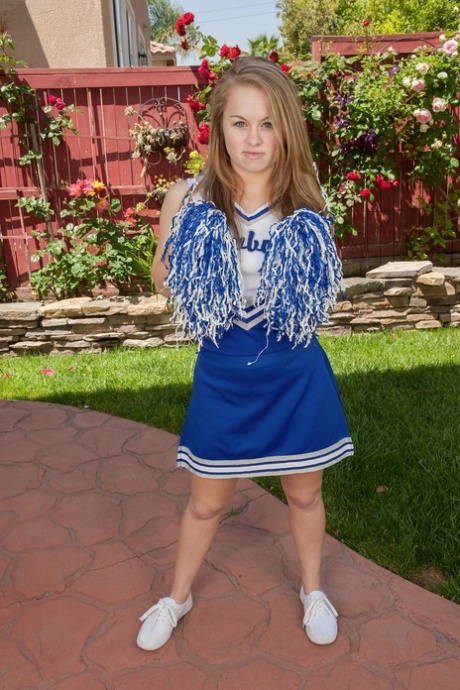 Kleine cheerleader Madison Chandler stript haar uniform & betast zichzelf buiten