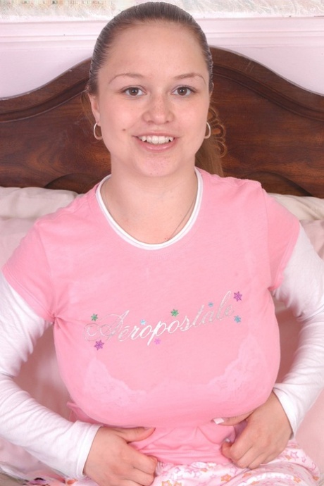 Lovely chubby teen Lisa 2 zeigt ihre großen Brüste und spreizt ihre haarige Muschi