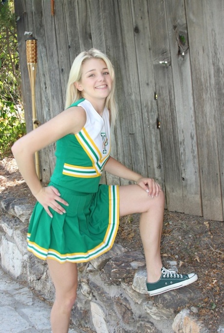 Amatör cheerleader Holly Van Hough sprider sin läckra fitta utomhus