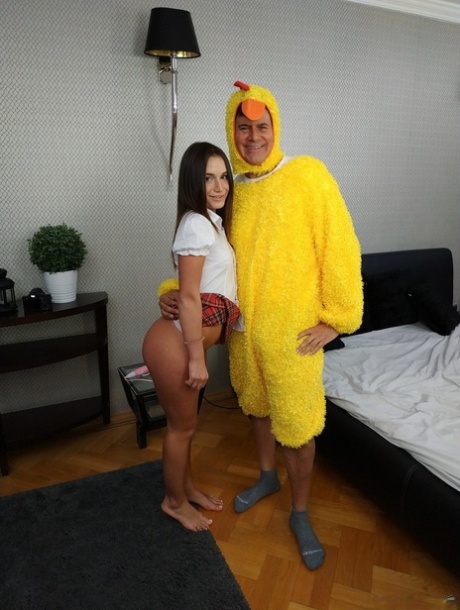 Russisk tenåring med stor rumpe Lana Roy tar en cumshot mens hun ligger naken på en seng