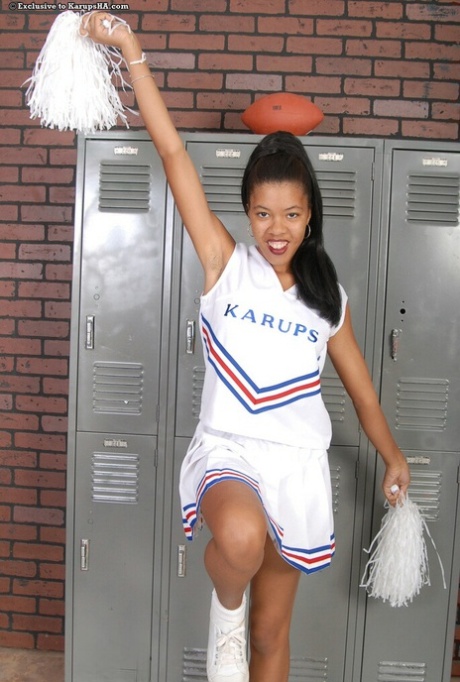 La splendida cheerleader amatoriale Dinah si spoglia della sua uniforme e mostra la sua fica pelosa