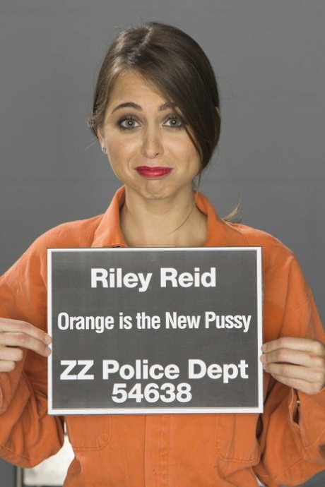 Den lille kvinnen Riley Reid river av seg fengselsgenseren for å stå modell naken.