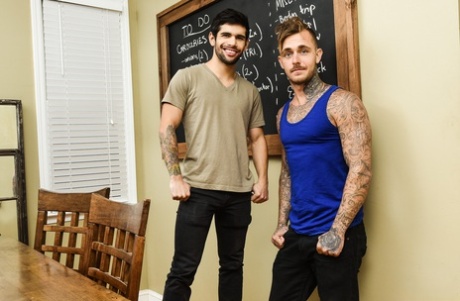Tetovaní teplouši Brian Michaels & Ty Mitchell šukají na jídelním stole na holém zadku
