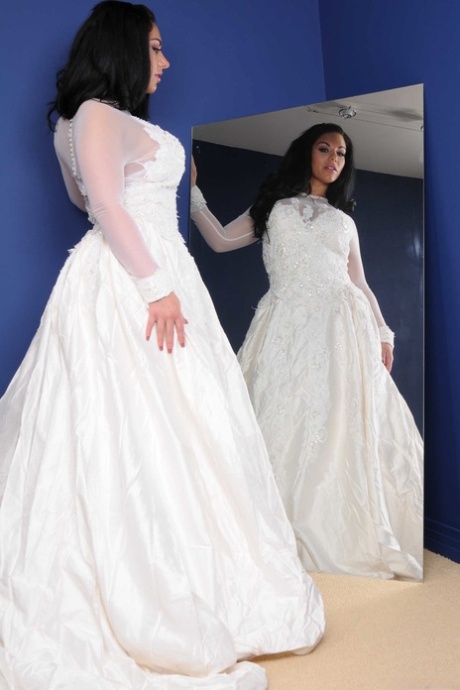 Solomodellerne Mia Lelani og Bella Reese klæder sig af foran et spejl