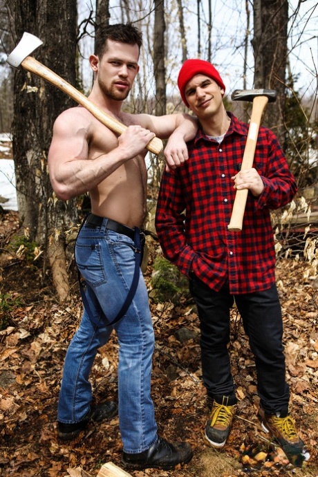 Mužští dřevorubci si dávají pauzu od sekání dřeva na anální sex