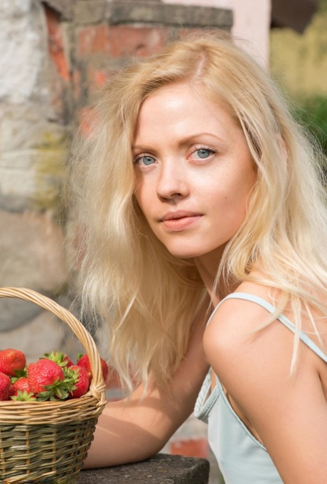 Camelia, une jolie adolescente blonde, montre chaque centimètre de son corps nu et maigre.